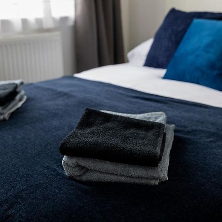 Gorgeous Modern Apartment Near Redhill Station Inc Private Garden & Parking Bagian luar foto