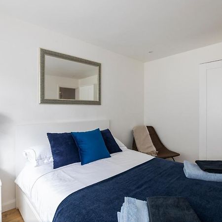 Gorgeous Modern Apartment Near Redhill Station Inc Private Garden & Parking Bagian luar foto
