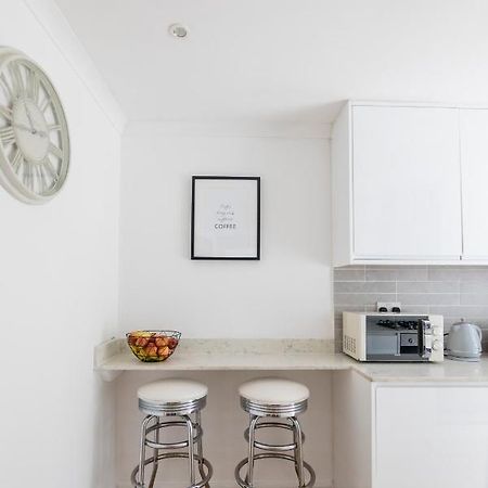 Gorgeous Modern Apartment Near Redhill Station Inc Private Garden & Parking Bagian luar foto