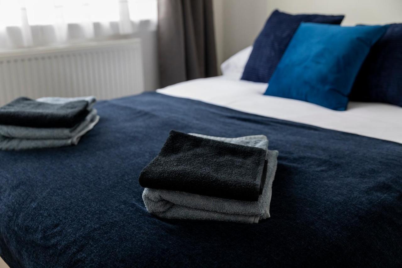 Gorgeous Modern Apartment Near Redhill Station Inc Private Garden & Parking Bagian luar foto