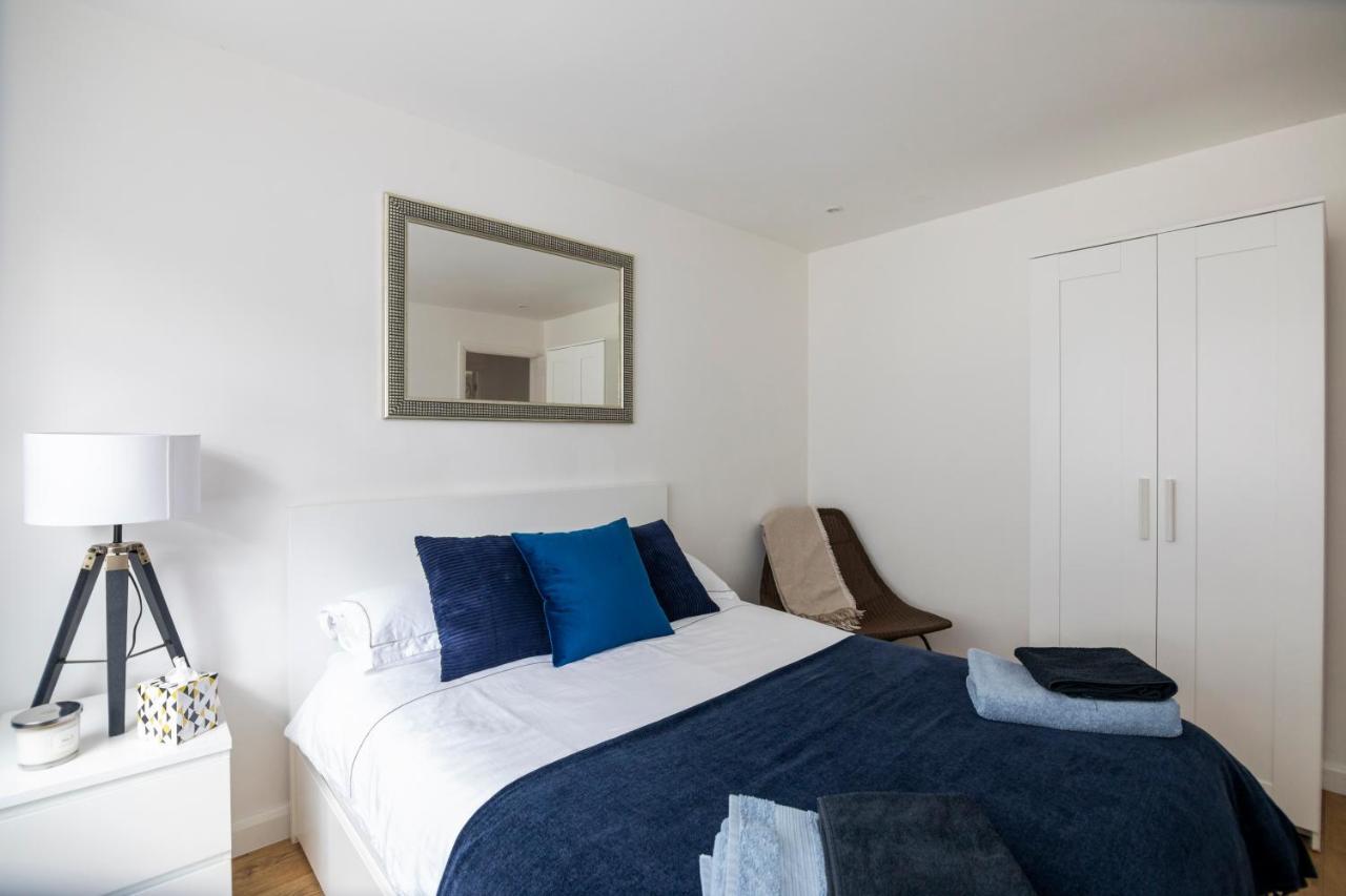 Gorgeous Modern Apartment Near Redhill Station Inc Private Garden & Parking Bagian luar foto