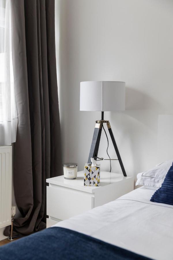 Gorgeous Modern Apartment Near Redhill Station Inc Private Garden & Parking Bagian luar foto