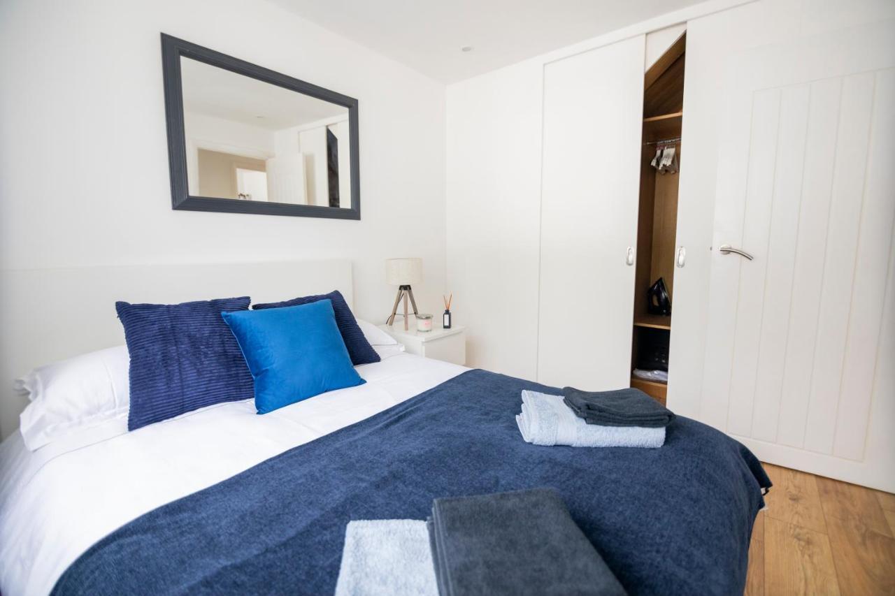 Gorgeous Modern Apartment Near Redhill Station Inc Private Garden & Parking Bagian luar foto