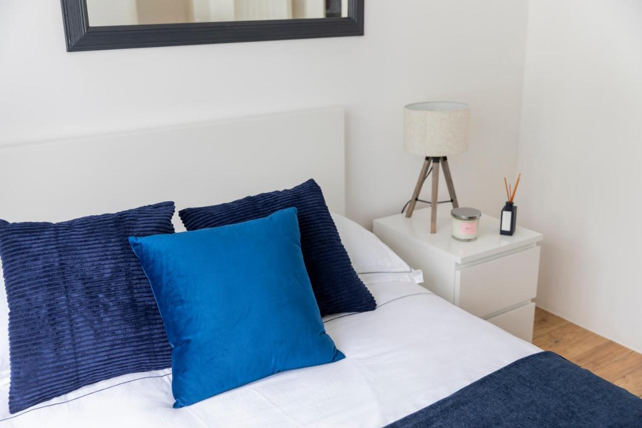 Gorgeous Modern Apartment Near Redhill Station Inc Private Garden & Parking Bagian luar foto