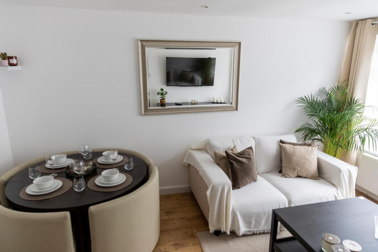 Gorgeous Modern Apartment Near Redhill Station Inc Private Garden & Parking Bagian luar foto