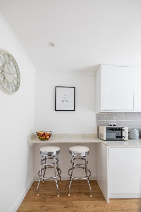 Gorgeous Modern Apartment Near Redhill Station Inc Private Garden & Parking Bagian luar foto