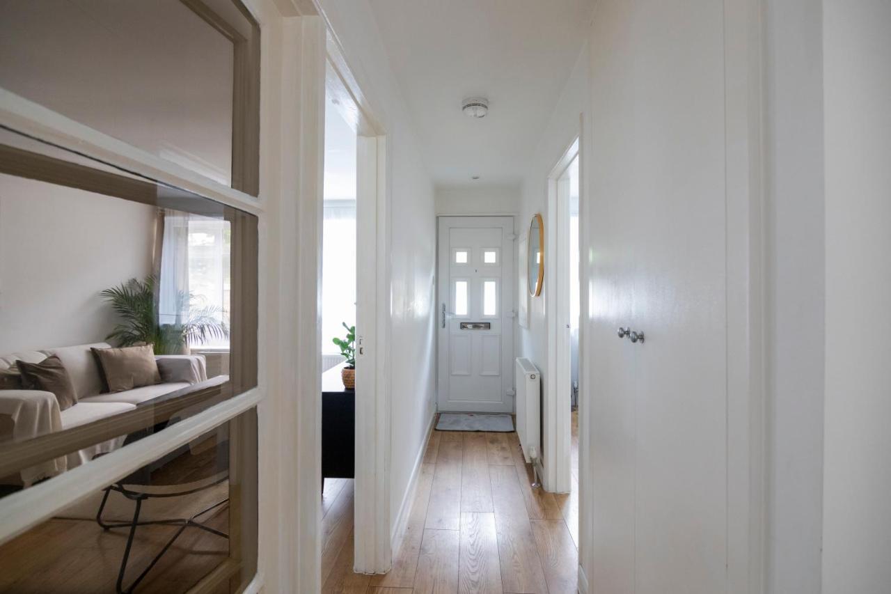 Gorgeous Modern Apartment Near Redhill Station Inc Private Garden & Parking Bagian luar foto