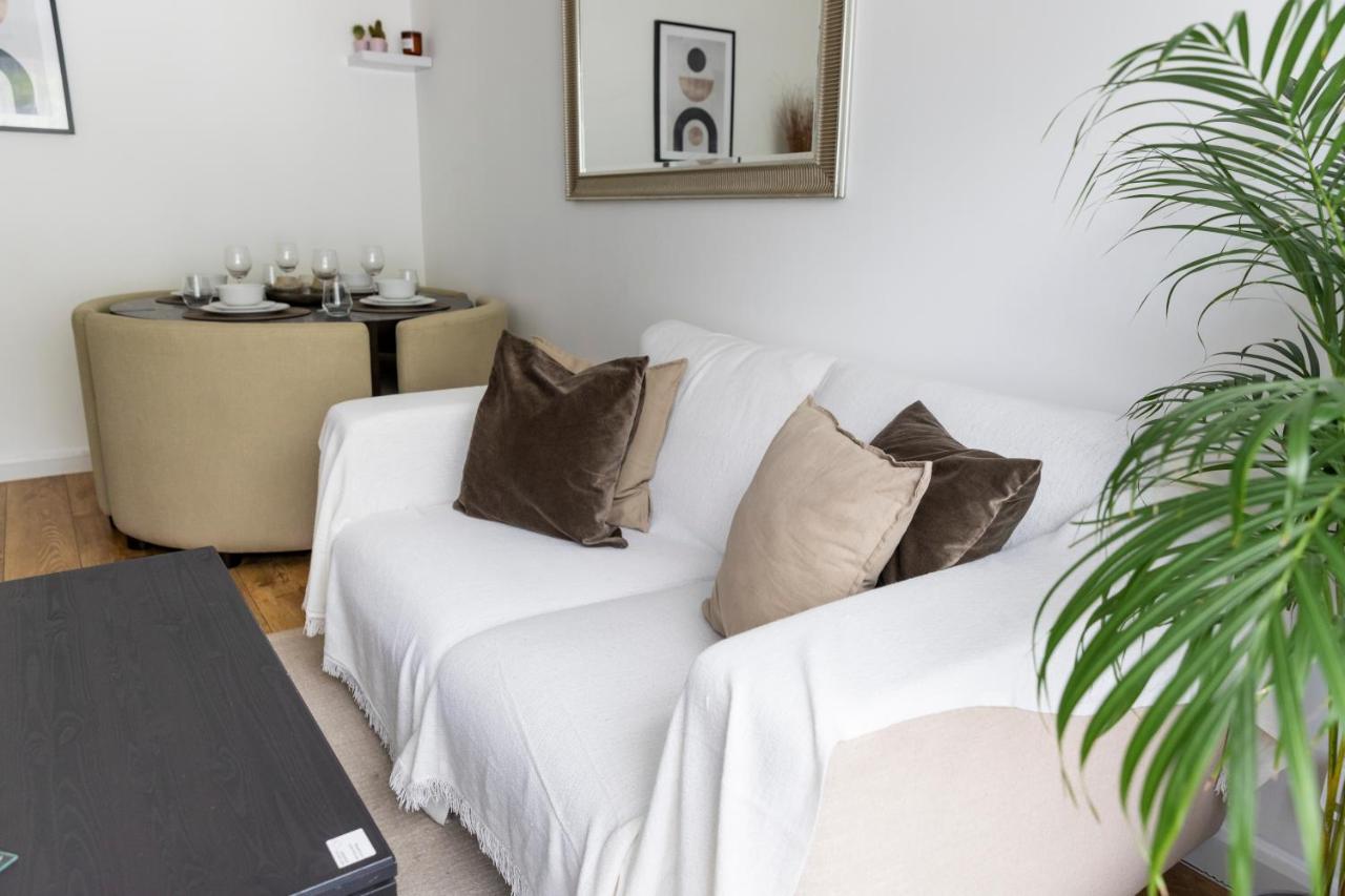 Gorgeous Modern Apartment Near Redhill Station Inc Private Garden & Parking Bagian luar foto