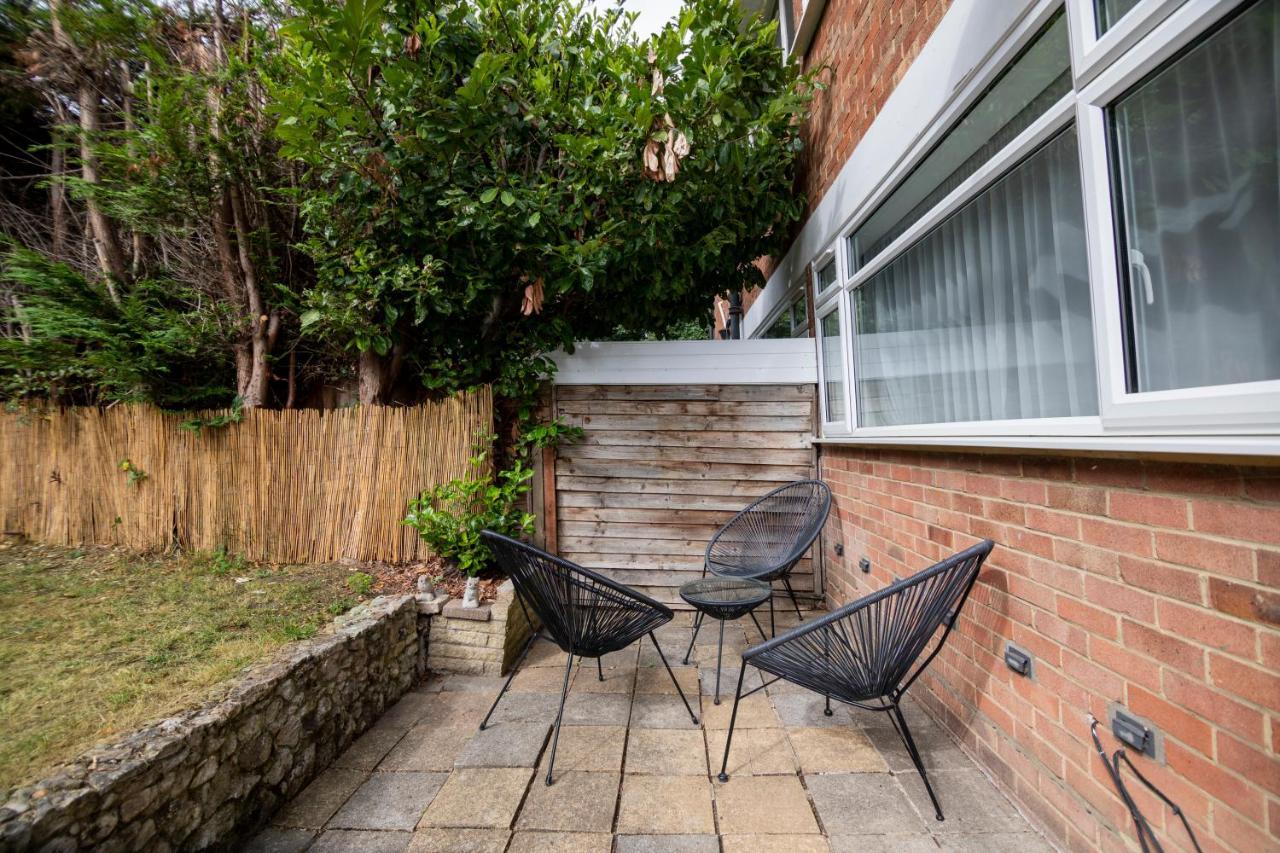 Gorgeous Modern Apartment Near Redhill Station Inc Private Garden & Parking Bagian luar foto